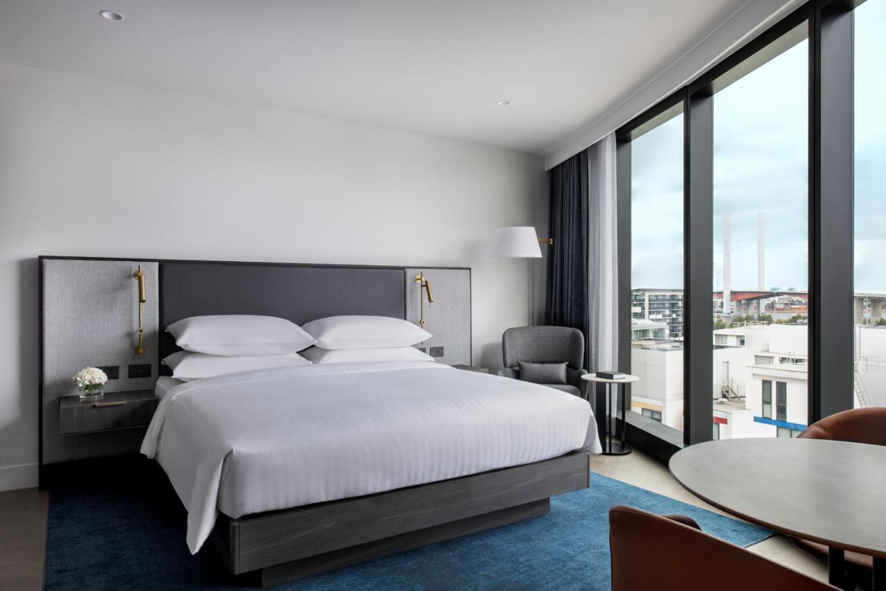 Melbourne Marriott Hotel Docklands Екстер'єр фото A guest room at the hotel