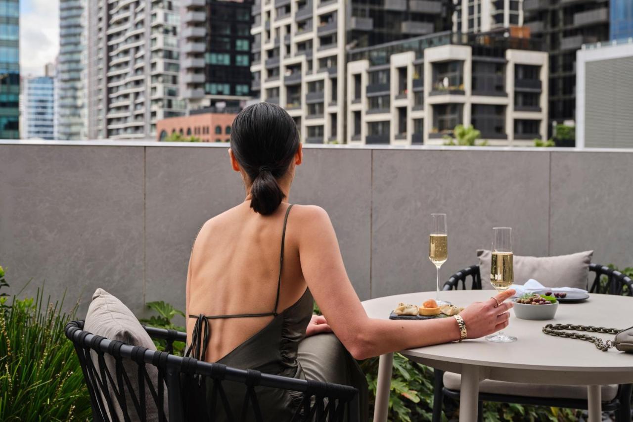 Melbourne Marriott Hotel Docklands Екстер'єр фото A woman sitting on a balcony