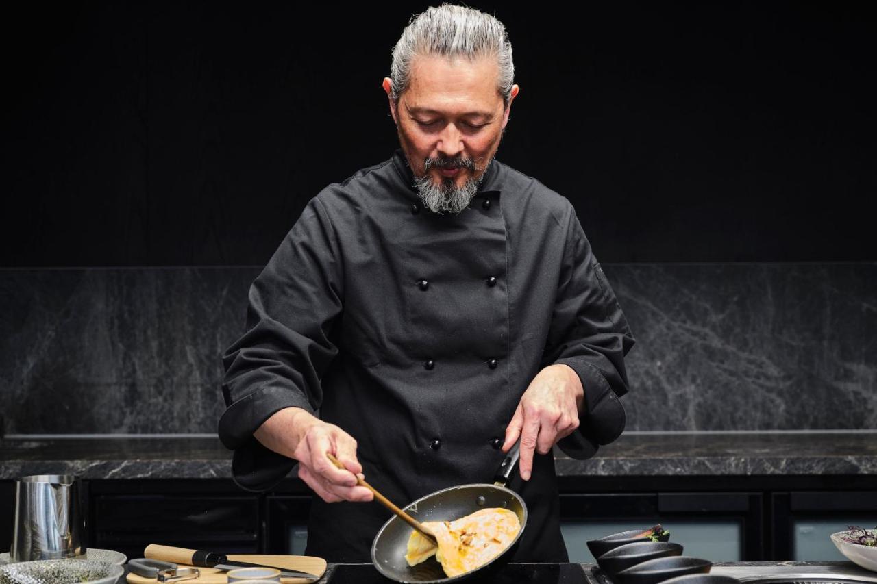 Melbourne Marriott Hotel Docklands Екстер'єр фото Chef preparing food