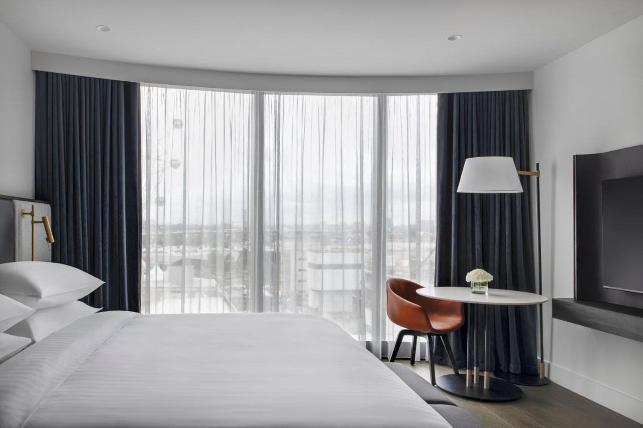 Melbourne Marriott Hotel Docklands Екстер'єр фото A guest room at the hotel