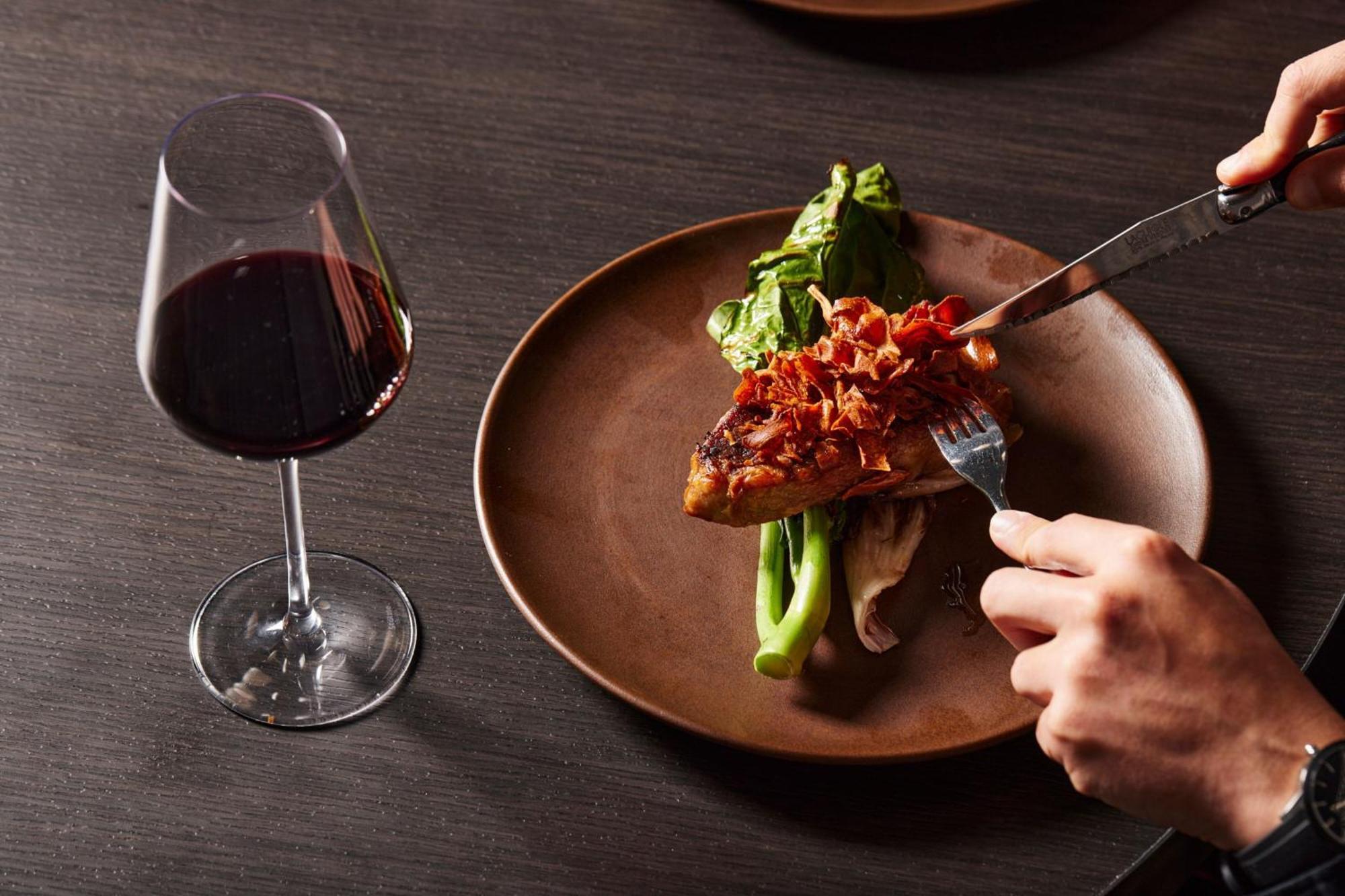 Melbourne Marriott Hotel Docklands Екстер'єр фото A wine glass