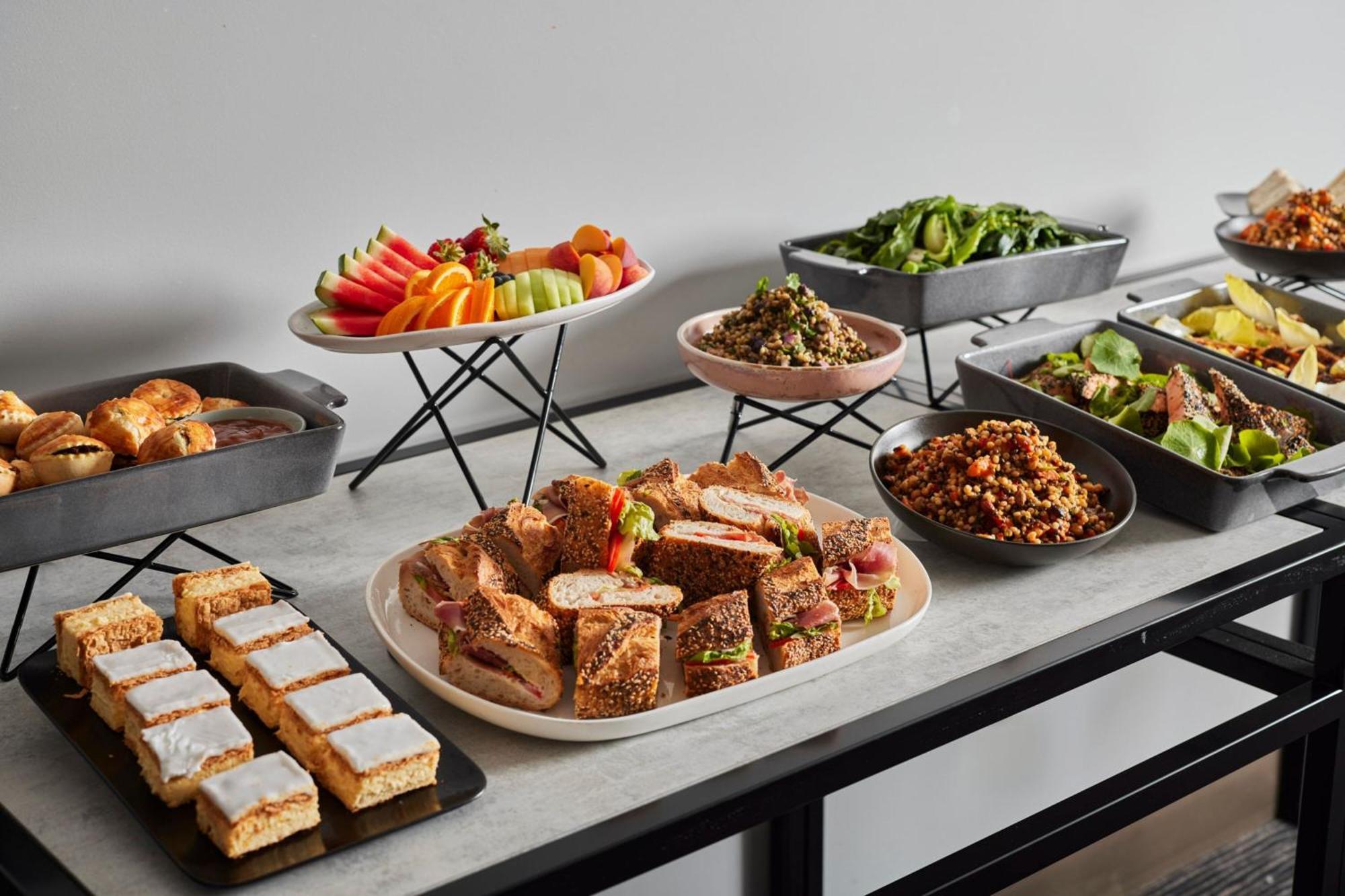 Melbourne Marriott Hotel Docklands Екстер'єр фото A buffet