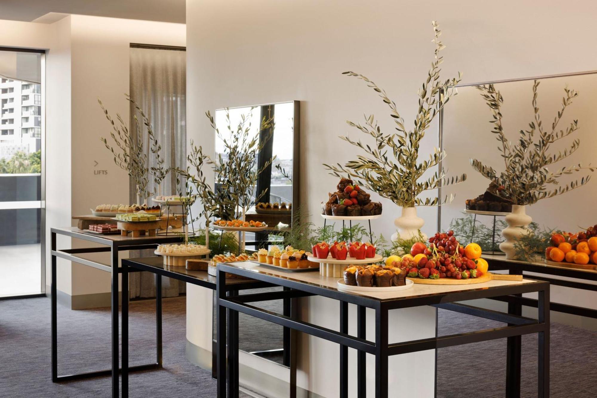 Melbourne Marriott Hotel Docklands Екстер'єр фото A buffet at a hotel