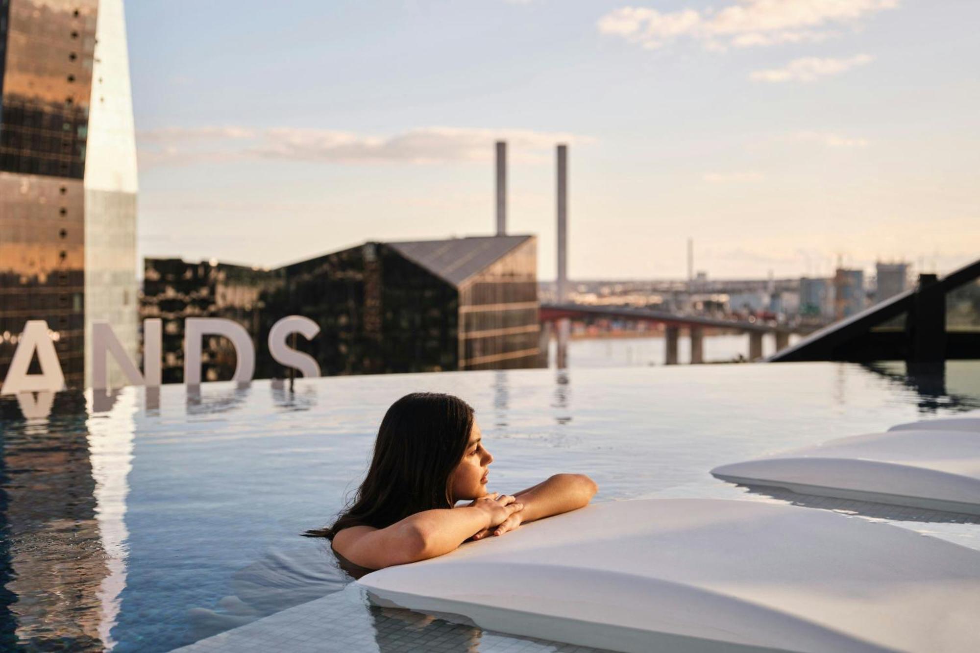 Melbourne Marriott Hotel Docklands Екстер'єр фото Skyline pool
