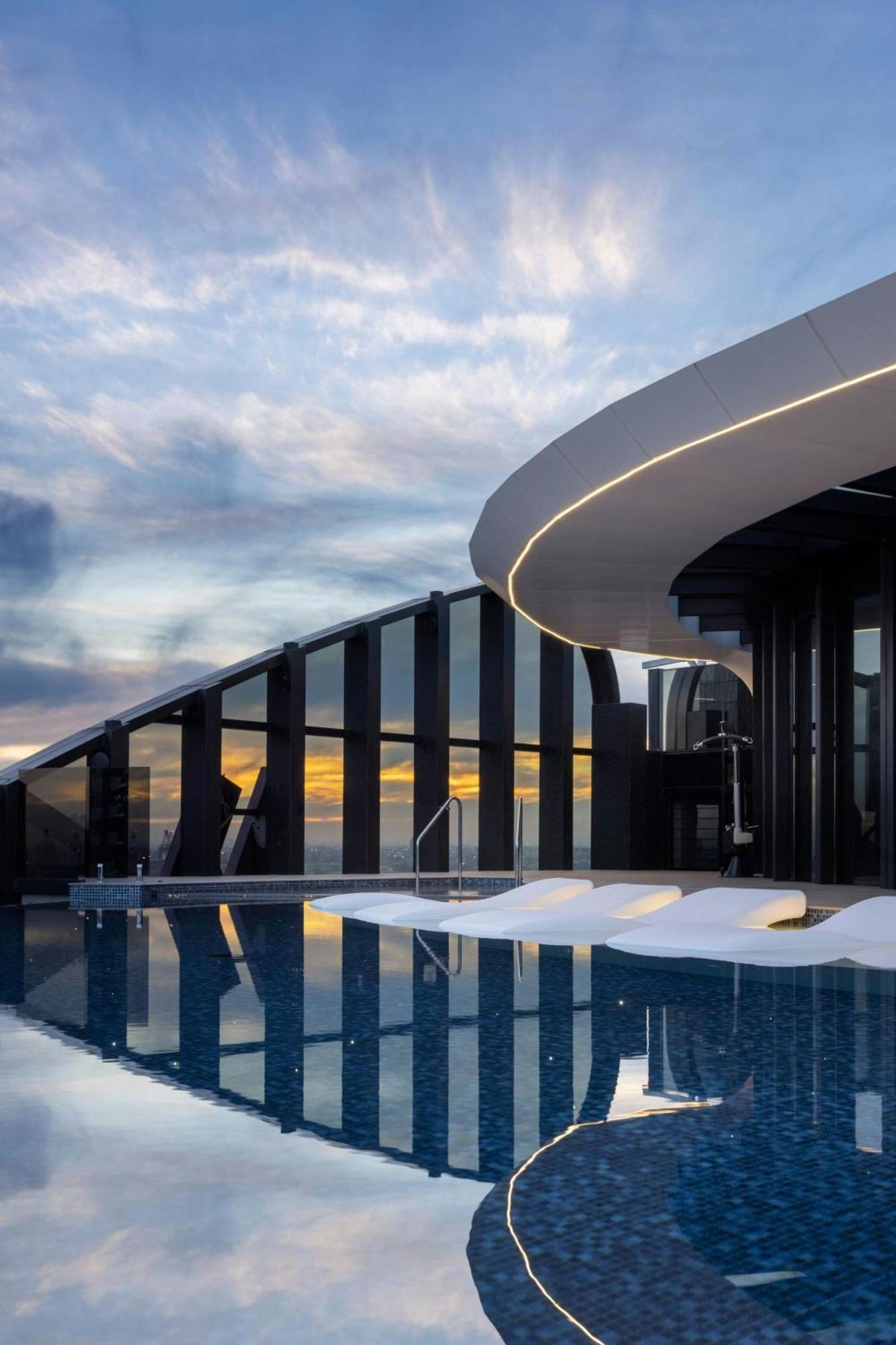 Melbourne Marriott Hotel Docklands Екстер'єр фото The rooftop pool at the Ritz-Carlton, Perth